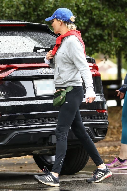 ELIZABETH BANKS Out Hiking in Los Angeles 05/26/2019