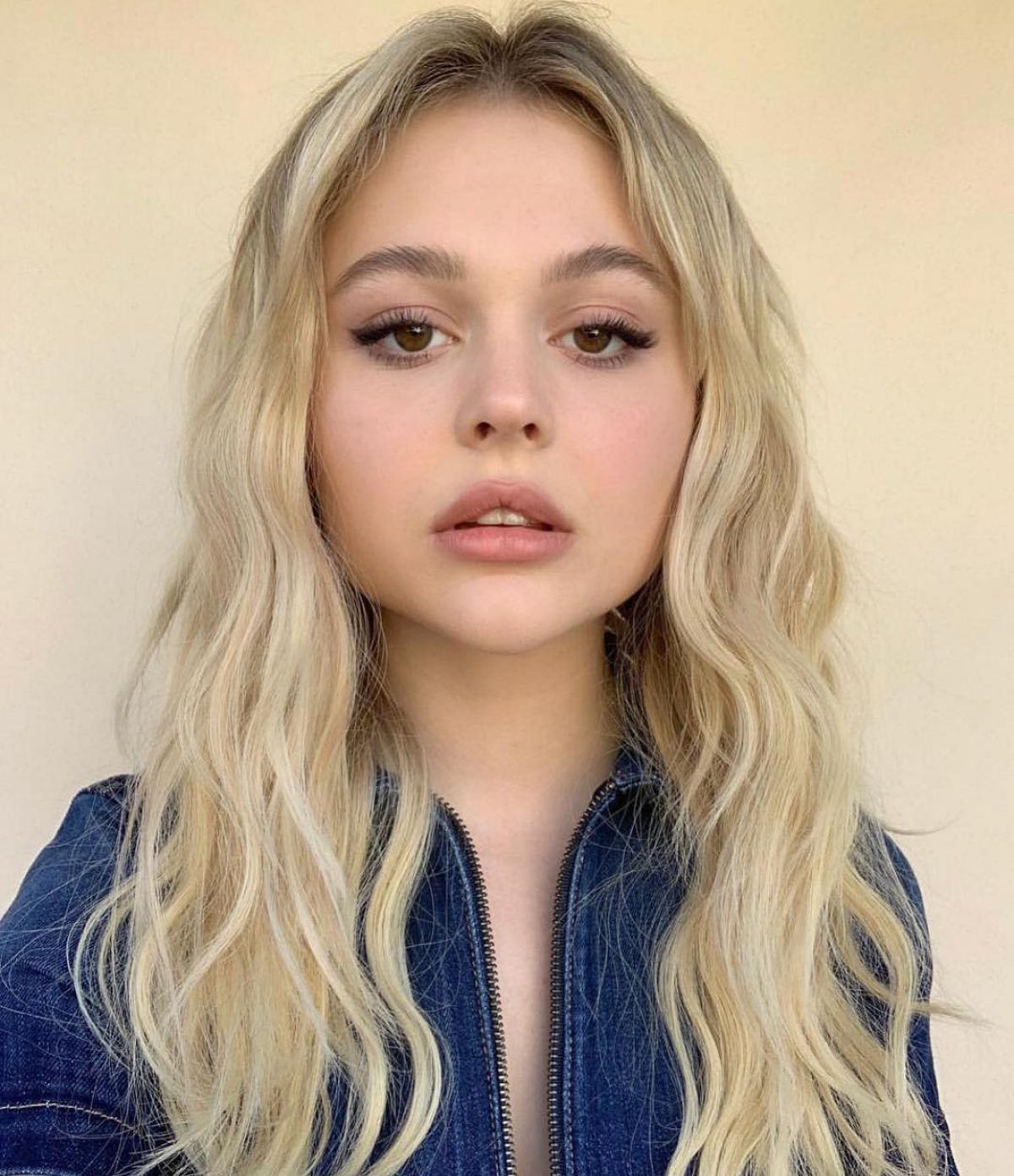 EMILY ALYN LIND On The Set Of A Photoshoot 2019 - HawtCelebs.