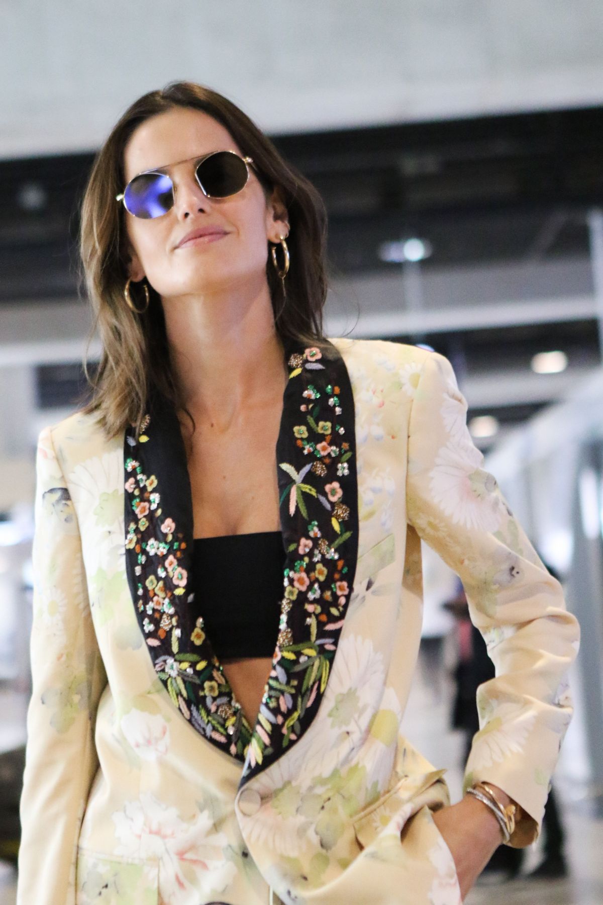 izabel-goulart-arrives-at-nice-airport-at-72nd-annual-cannes-film-festival-05-13-2019-3.jpg