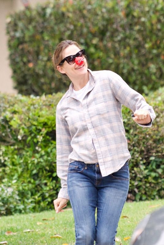 JENNIFER GARNER Having Fun Out in Brentwood 05/23/2019