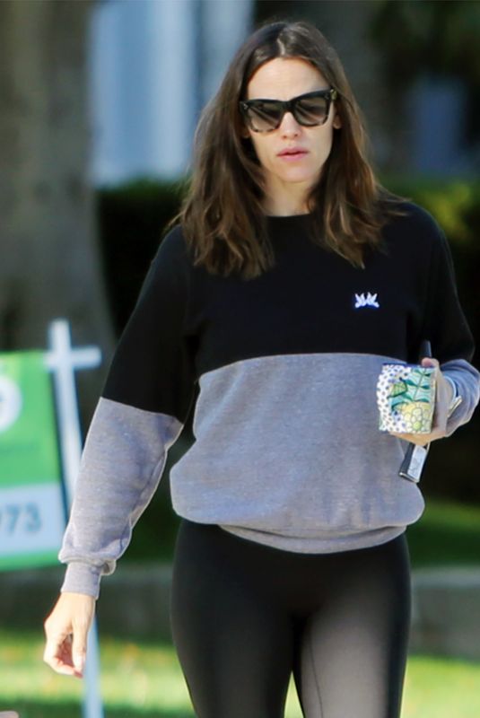 JENNIFER GARNER Out and About in Los Angeles 05/20/2019