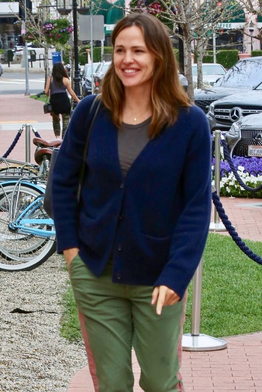 JENNIFER GARNER Out in Brentwood 05/15/2019