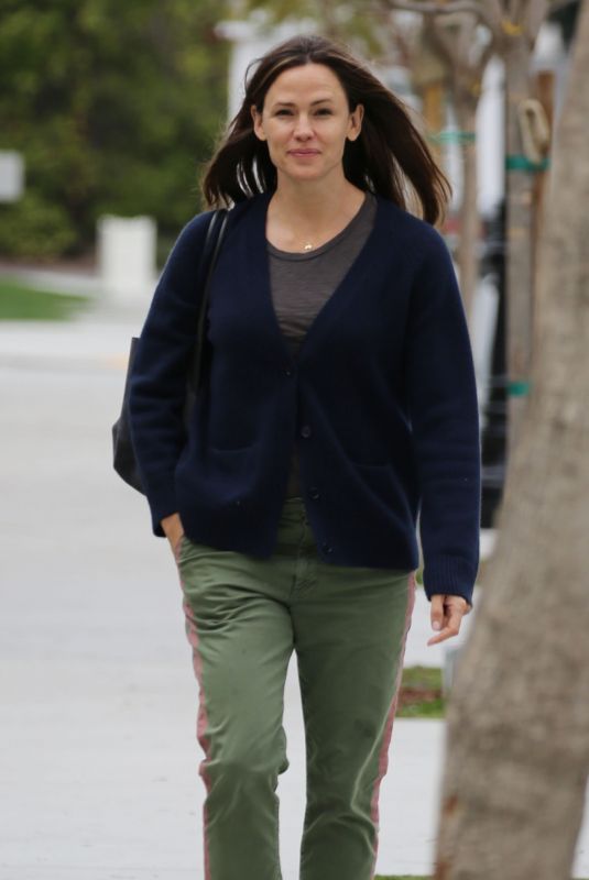 JENNIFER GARNER Out Shopping in Pacific Palisades 05/15/2019