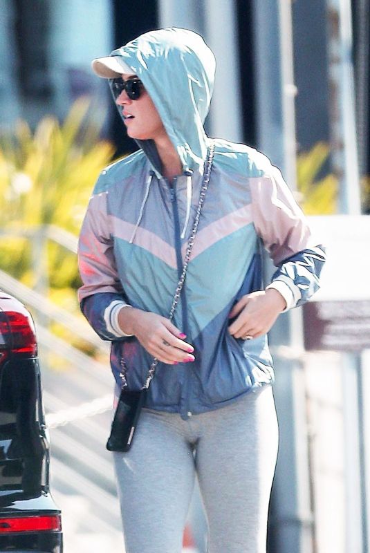 KATY PERRY Shopping at Brentwood Country Mart in Santa Monica 05/17/2019