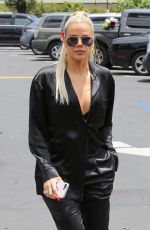 KHLOE KARDASHIAN Out and About in Calabasas 05/28/2019