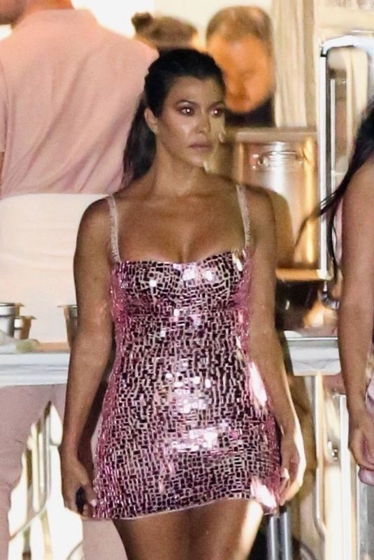 KOURTNEY KARDASHIAN Leaves Kylie Jenner