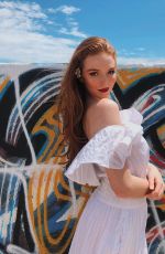 LARSEN THOMPSON for Marc Jacobs Daisy Sunshine 2019 Collection