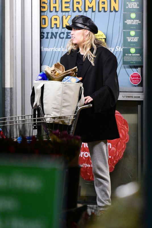 MILEY CYRUS at Whole Foods in Sherman Oaks 05/13/2019