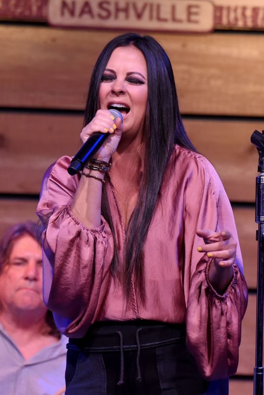 SARA EVANS Performs at City Winery in Nashville 05/18/2019