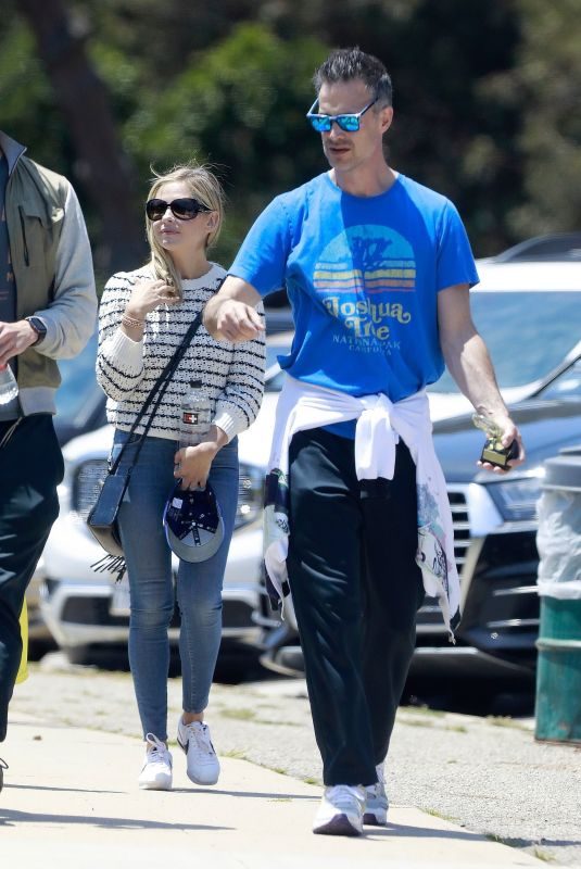 SARAH MICHELLE GELLAR and Freddie Prinze Jr Out in Pacific Palisades 05/25/2019