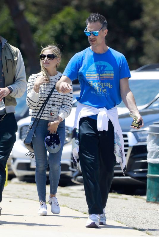 SARAH MICHELLE GELLAR and Freddie Prinze Jr Out in Pacific Palisades 05/25/2019 