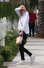 SOPHIE TURNER and Joe Jonas Arrives in Los Angeles after Their Wedding in Las Vegas 05/02/2019