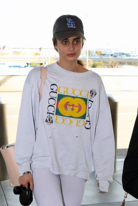 TAYLOR HILL with Her Dog at Los Angeles International Airport 05/03/2019