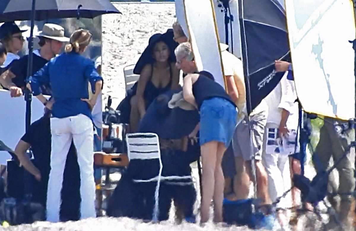 ariana-grande-on-the-set-of-a-photoshoot-at-a-beach-in-boca-raton-06-04-2019-0.jpg