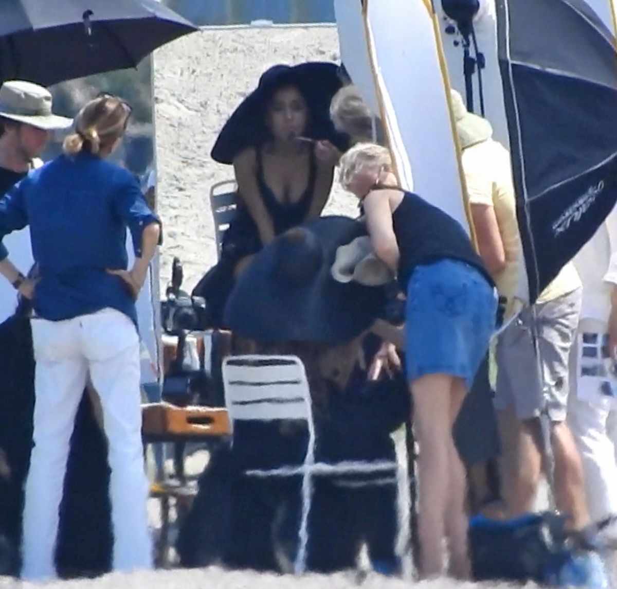 ariana-grande-on-the-set-of-a-photoshoot-at-a-beach-in-boca-raton-06-04-2019-1.jpg