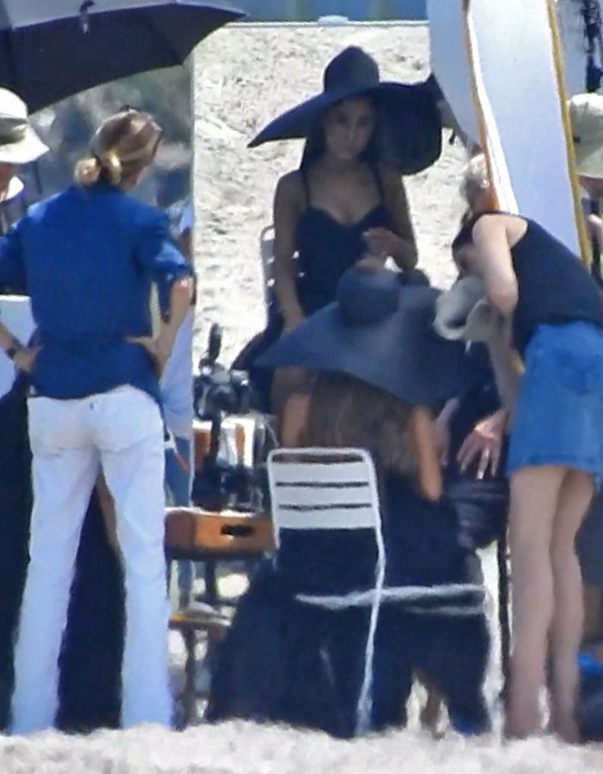 ariana-grande-on-the-set-of-a-photoshoot-at-a-beach-in-boca-raton-06-04-2019-2.jpg