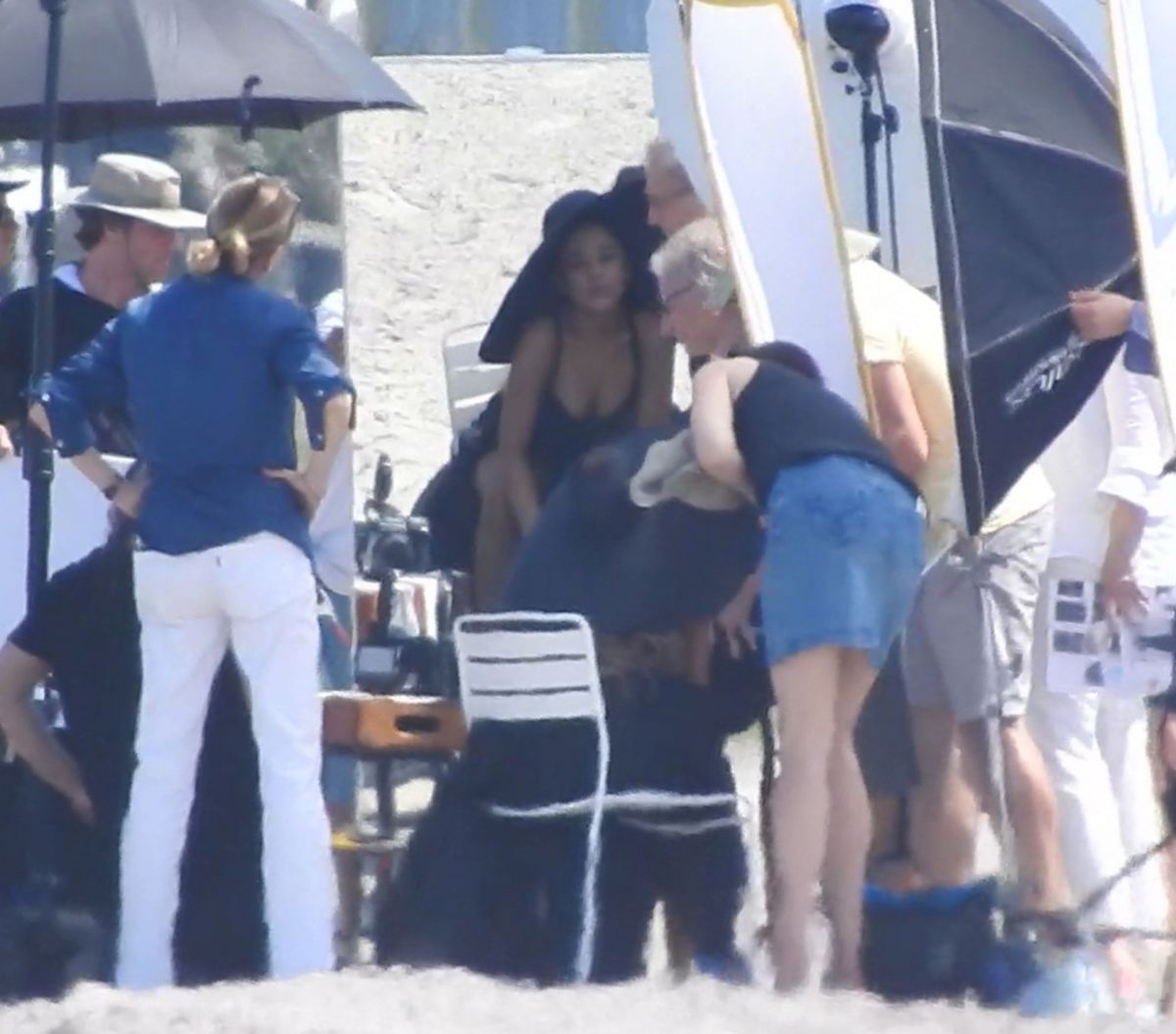 ariana-grande-on-the-set-of-a-photoshoot-at-a-beach-in-boca-raton-06-04-2019-3.jpg