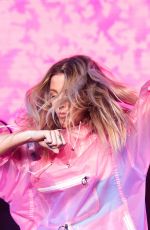 ELLIE GOULDING Performs at Wild 94.9