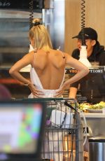 HAILEY BALDWIN Shopping at Erewhon Market in Beverly Hills 06/12/2019