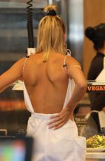 HAILEY BALDWIN Shopping at Erewhon Market in Beverly Hills 06/12/2019