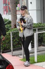 IGGY AZALE Out with Her Dog in Miami 06/09/2019