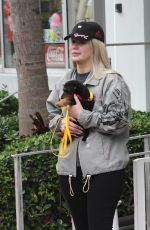 IGGY AZALE Out with Her Dog in Miami 06/09/2019