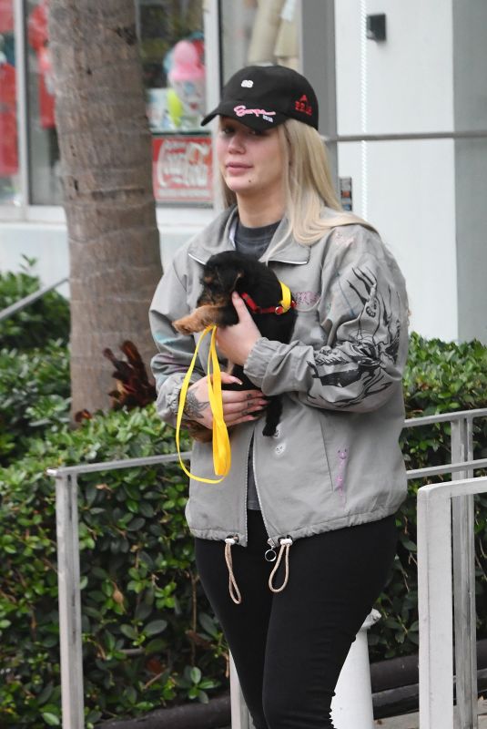IGGY AZALE Out with Her Dog in Miami 06/09/2019