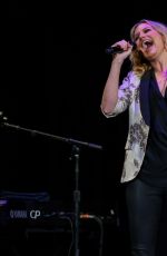 JENNIFER NETTLES Performs at Josh Groban