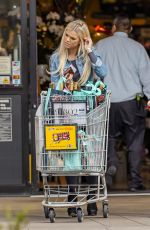 KAYLYN SLEVIN Shopping at Ralphs Grocery in Calabasas 05/17/2019