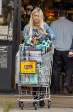KAYLYN SLEVIN Shopping at Ralphs Grocery in Calabasas 05/17/2019