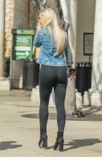 KAYLYN SLEVIN Shopping at Ralphs Grocery in Calabasas 05/17/2019