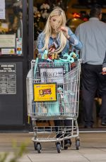 KAYLYN SLEVIN Shopping at Ralphs Grocery in Calabasas 05/17/2019