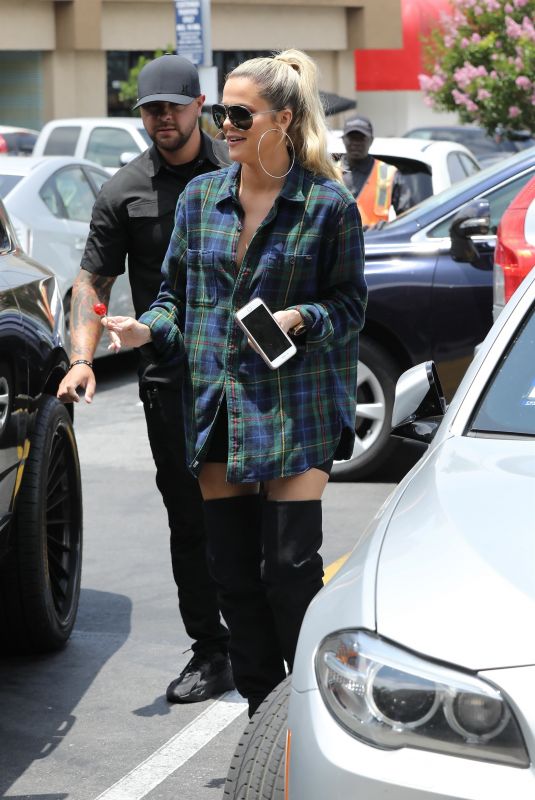 KHLOE KARDASHIAN at Maxwell Dog