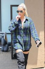 KHLOE KARDASHIAN at Maxwell Dog