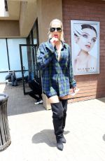 KHLOE KARDASHIAN at Maxwell Dog