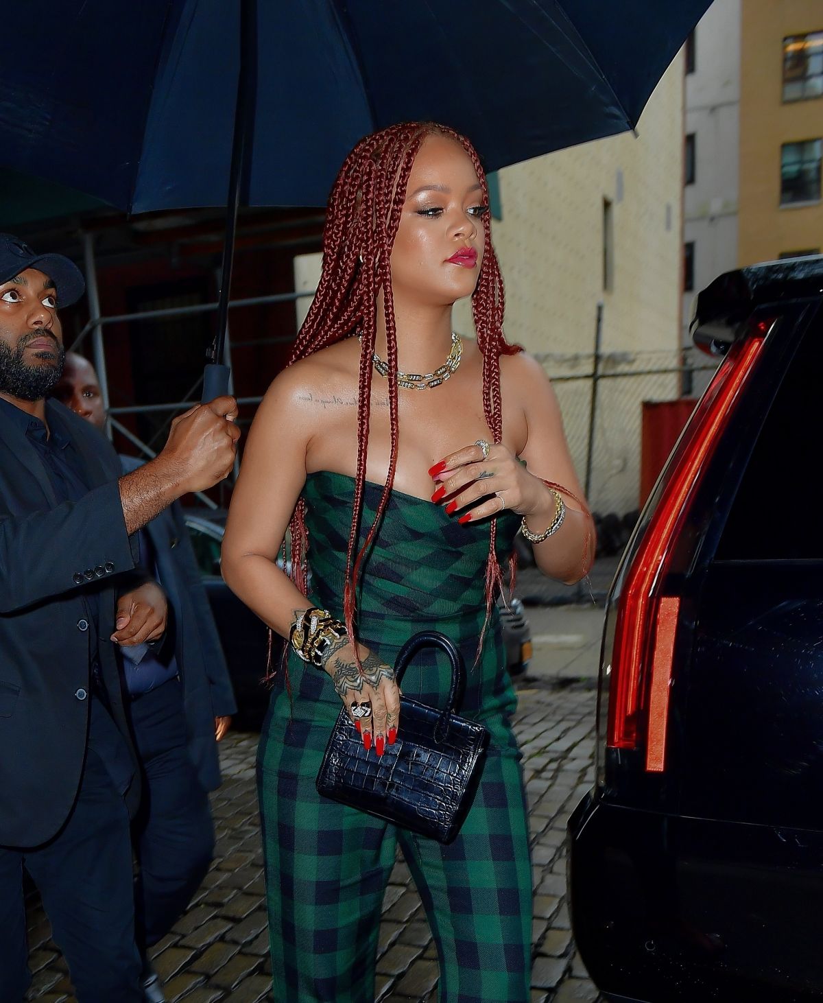 rihanna-arrives-at-late-night-with-seth-meyers-in-new-york-06-19-2019-4.jpg