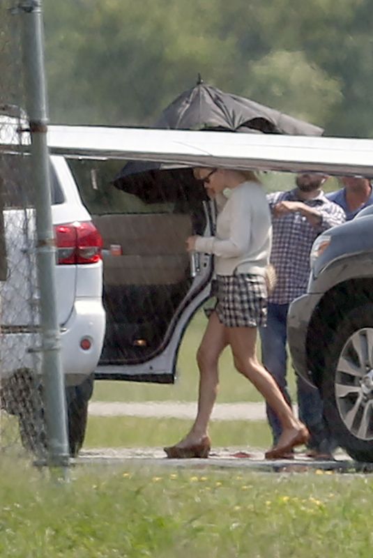 TAYLOR SWIFT Leaves a Private Plane in New Jersey 06/05/2019