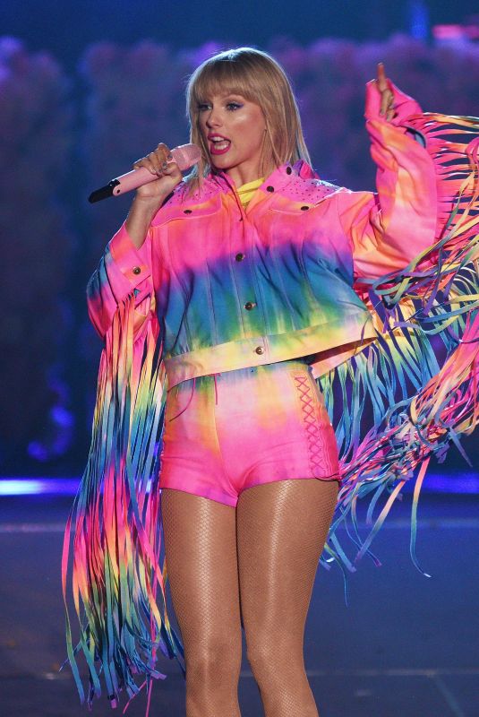 TAYLOR SWIFT Performs at 2019 Iheartradio Wango Tango in Los Angeles 06/01/2019
