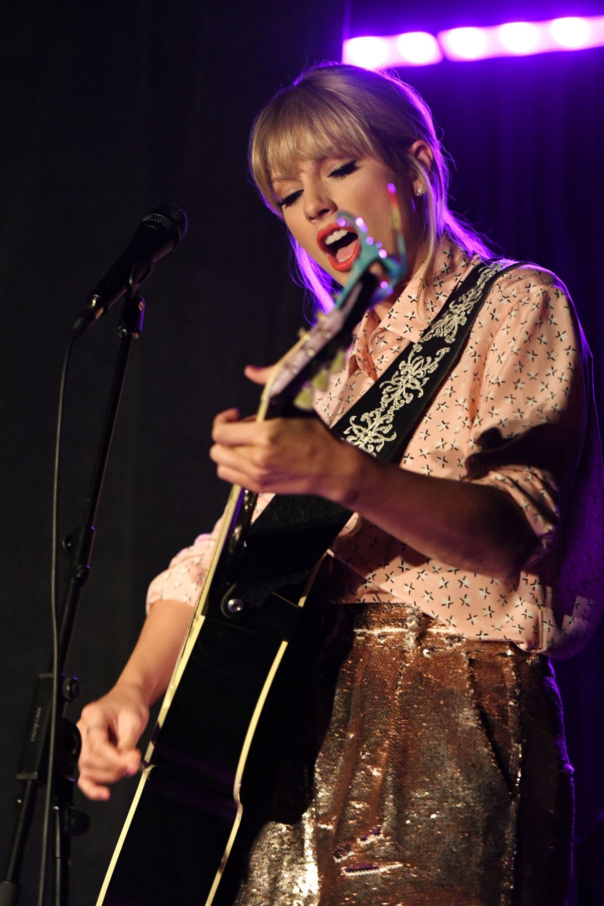 taylor-swift-performs-at-stonewall-inn-in-new-york-06-14-2019-2.jpg