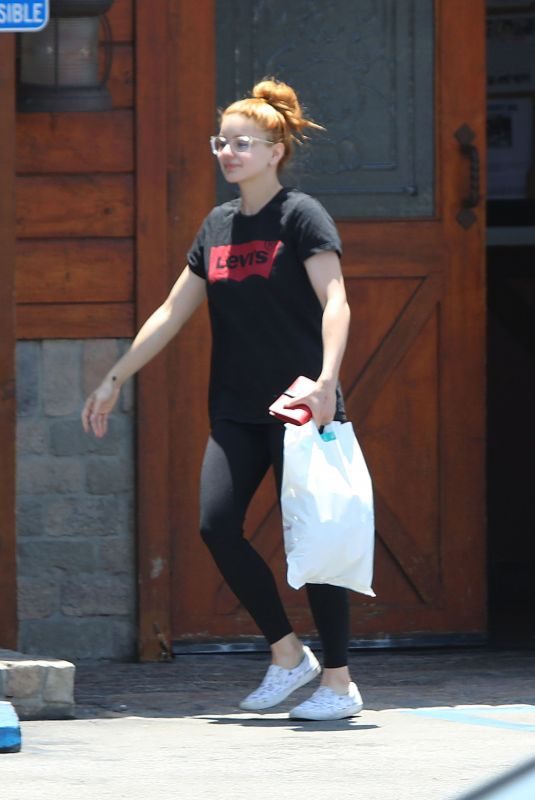 ARIEL WINTER Leaves a Vet in Sherman Oaks 07/07/2019
