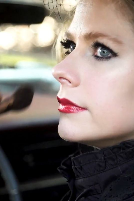 AVRIL LAVIGNE - Making of: I Fell in Love with the Devil