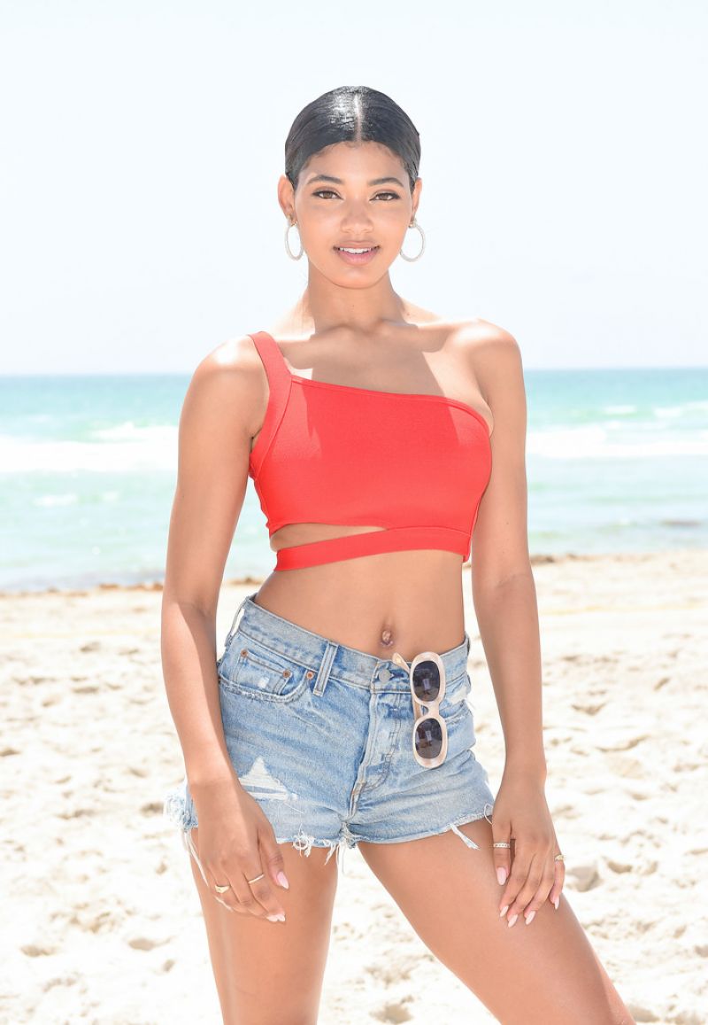 danielle-herrington-at-si-mix-off-at-model-mixology-competition-in-miami-beach-07-14-2019-2.jpg