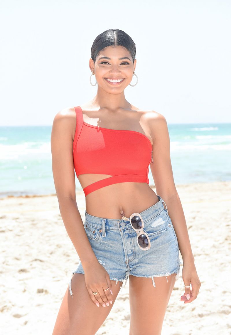danielle-herrington-at-si-mix-off-at-model-mixology-competition-in-miami-beach-07-14-2019-4.jpg