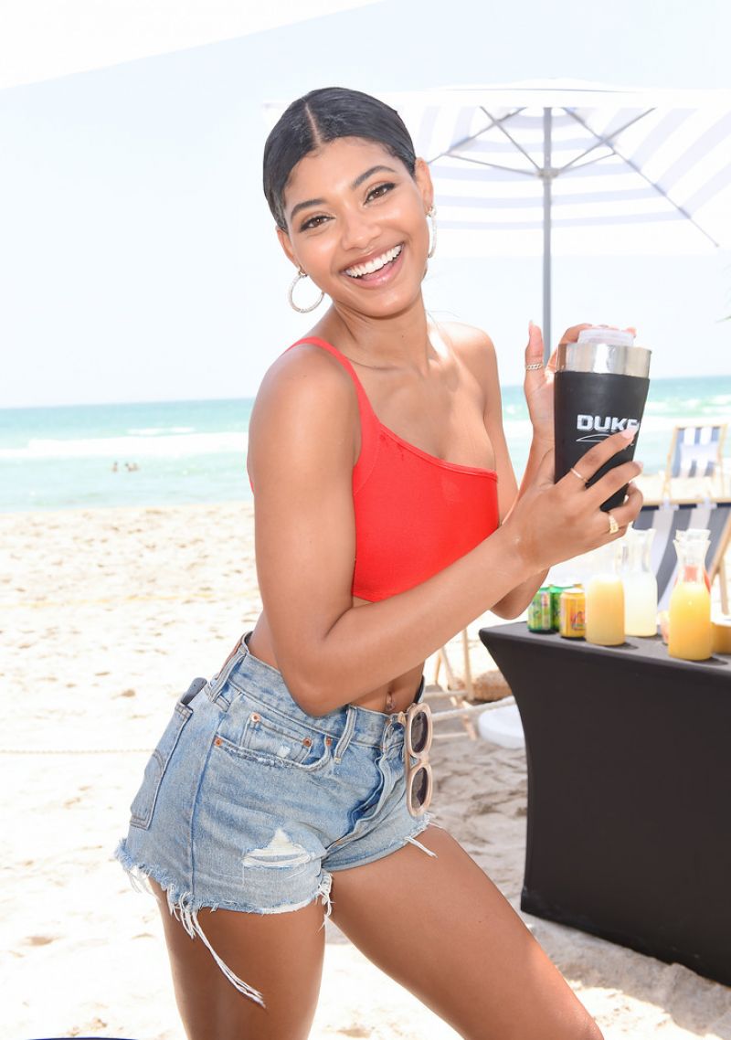 danielle-herrington-at-si-mix-off-at-model-mixology-competition-in-miami-beach-07-14-2019-7.jpg