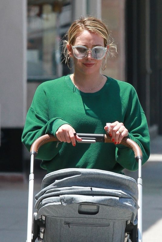 HILARY DUFF Sshopping at Barnes & Noble in Studio City 07/05/2019