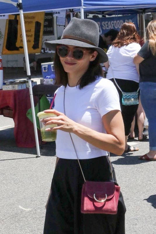 JENNA DEWAN Shopping at Farmer’s Market in Studio City 07/14/2019