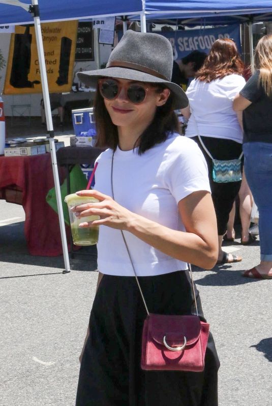 JENNA DEWAN Shopping at Farmer