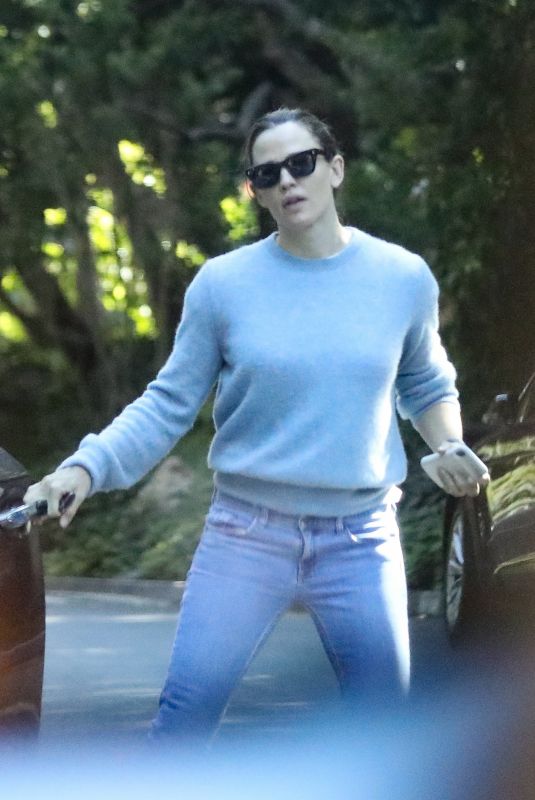 JENNIFER GARNER Out and About in Pacific Palisades 07/12/2019