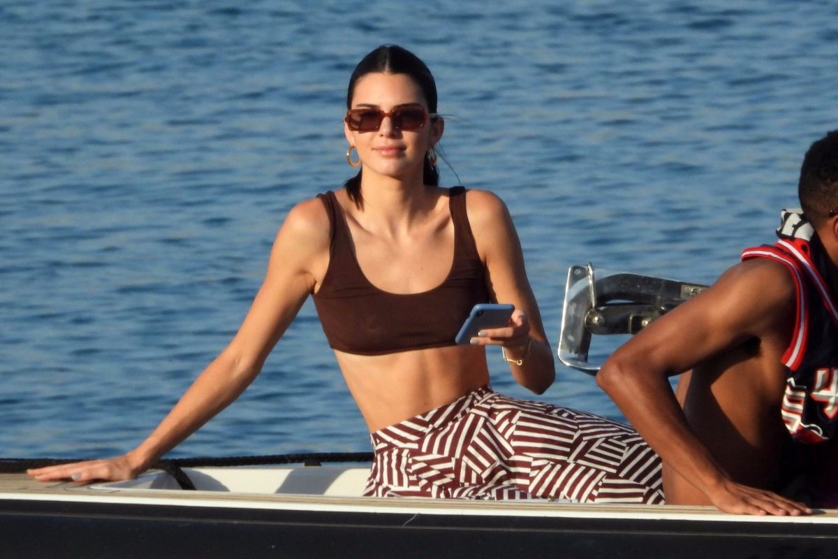 kendall-jenner-at-a-boat-in-mykonos-07-09-2019-13.jpg