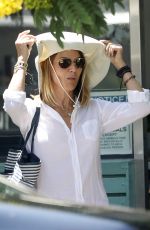 LORI LOUGHLIN Shopping at Bristol Farms in Los Angeles 07/15/2019